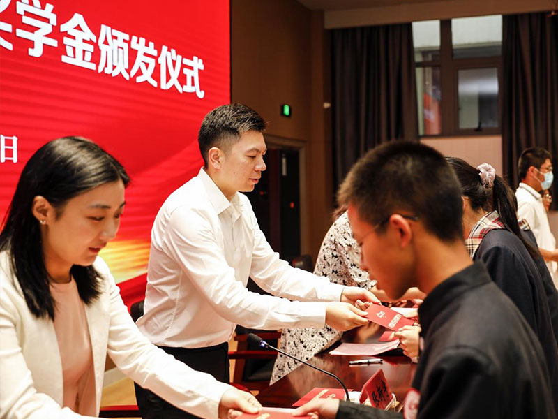 尊龙官网登录人生就是博登录股份上市一周年丨阔步前进 筑梦新程