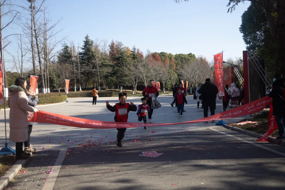 回望2024 启航2025 | 尊龙官网登录人生就是博登录股份2025年度战略年会顺遂召开